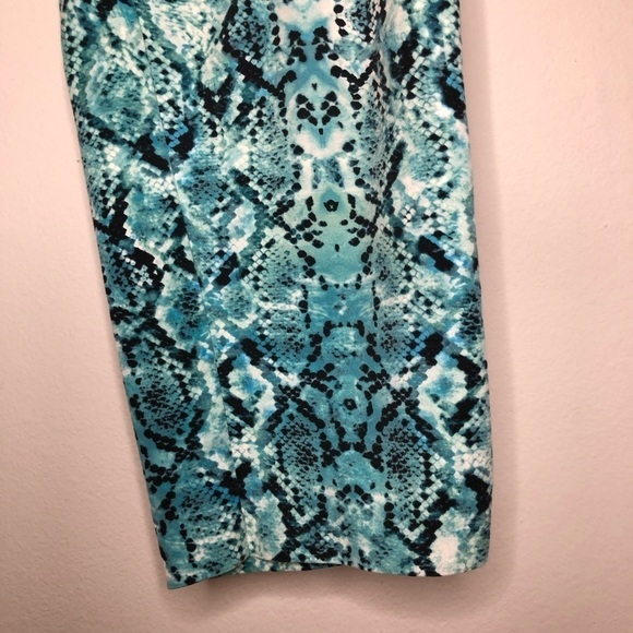Liz Claiborne teal snake print cropped pants - Picture 4 of 14